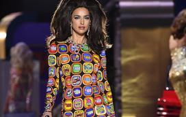 Como nunca a viu! Irina Shayk desfila de peruca à anos 60 na Semana da Moda de Milão