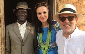 José Wallenstein "perdido" nas tribos, em Angola, participa em cerimónia com a namorada