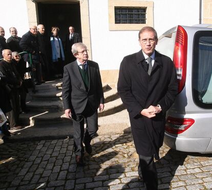 Passos Coelho recebe apoio de figuras do PSD no funeral do pai