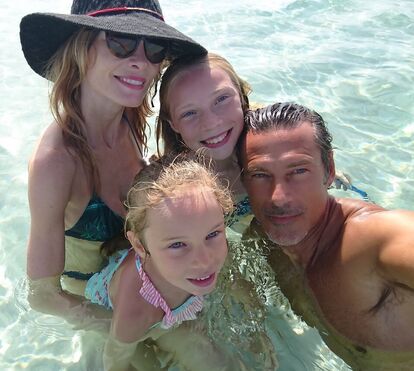 Paulo Pires revela foto inédita com a mulher e as duas filhas