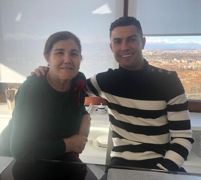 Sem Georgina por perto, Dolores volta a sorrir ao lado de Cristiano Ronaldo em Turim