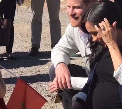 Meghan Markle imita cunhada e faz tatuagem para dar sorte ao bebé que aí vem