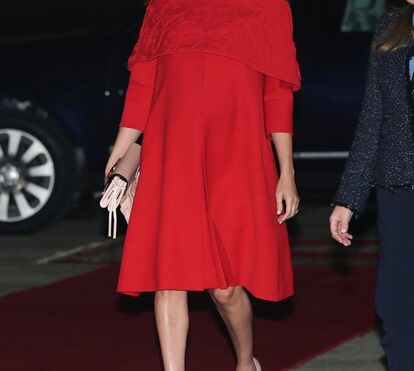 Meghan Markle volta a esbanjar dinheiro em vestido de 5 mil euros