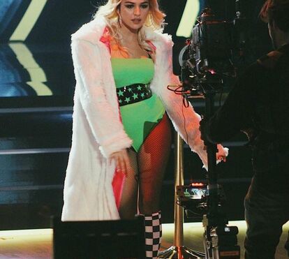 Aos 17 anos e envolta em grande polémica por causa de paixão proibida, Bárbara Bandeira estreia-se como apresentadora de TV