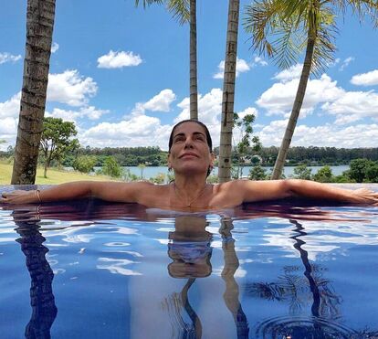 Glória Pires, a atriz brasileira da Globo, mostra-se em grande forma aos 55 anos