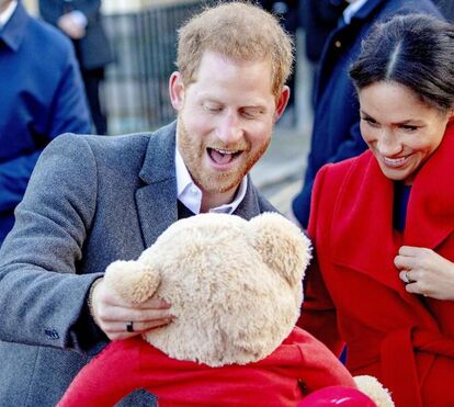 Mais uma afronta para a rainha. Meghan quebra tradição e contrata uma 'parteira'