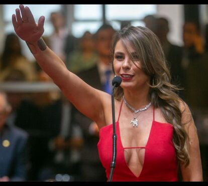 Deputada sob fogo por causa do decote. 'Representante das prostitutas', foi uma das críticas