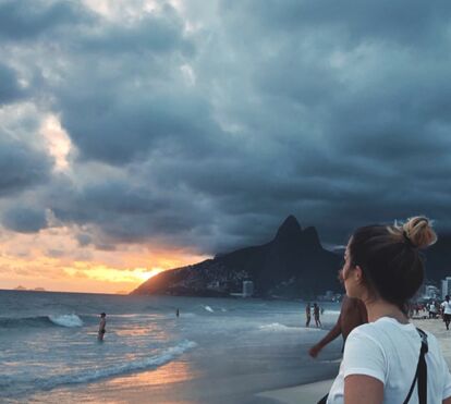 No Brasil, Bárbara Lourenço dá um toque especial às praias de Ipanema
