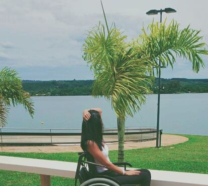 Jovem brasileira fica paraplégica após fazer piercing no nariz 
