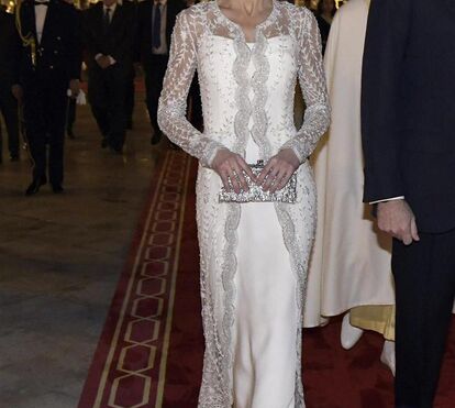 Letizia deslumbra em Marrocos com look de noiva