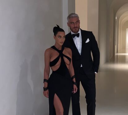 Kim Kardashian com vestido muito atrevido no Hollywood Beauty Awards