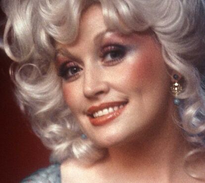 Fãs de Dolly Parton saem às ruas para homenagear a cantora
