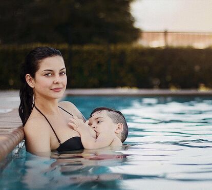 Mãe dá de mamar a filho autista de 4 anos, que só assim se acalma, e é chamada de pedófila. As imagens tornaram-se virais