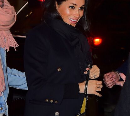 Meghan janta com amigos em Nova Iorque