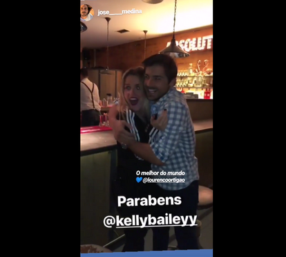 Kelly Bailey surpreendida em noite de aniversário