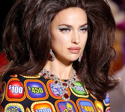 Como nunca a viu! Irina Shayk desfila de peruca à anos 60 na Semana da Moda de Milão