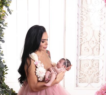 Mulher de Alexandre Frota apresenta a filha recém-nascida em ensaio de conto de fadas