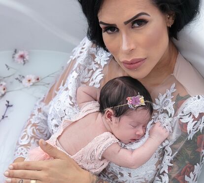 As primeiras imagens da filha de Alexandre Frota... com a mãe