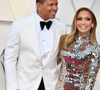 Romance e ciúmes nas redes sociais! Foto ousada de Jennifer Lopez provoca comentário tórrido do ex... e o noivo reage mal!