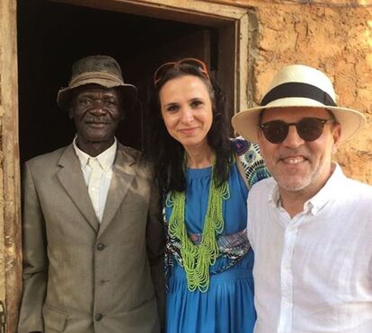 José Wallenstein 'perdido' nas tribos, em Angola, participa em cerimónia com a namorada
