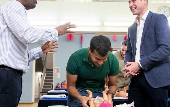 Príncipe William ensina futuros pais a trocar fraldas dos bebés
