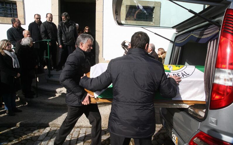 pedro passos coelho, sofrimento, psd, funeral pai, antónio passos coelho