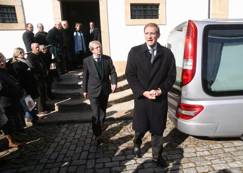 pedro passos coelho, sofrimento, psd, funeral pai, antónio passos coelho