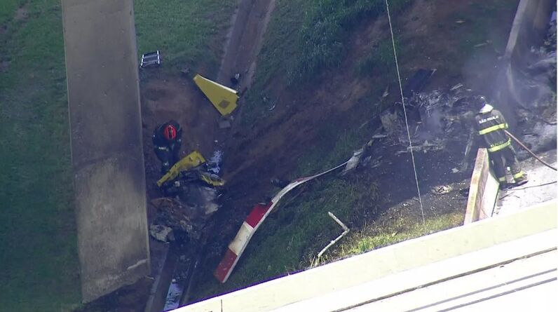Helicóptero bate contra camião em estrada de São Paulo e faz dois mortos