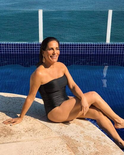 Glória Pires, a atriz brasileira da Globo, mostra-se em grande forma aos 55 anos