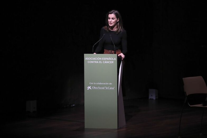 O erro de Letizia: sutiã branco sob camisola preta e transparente