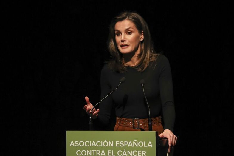 O erro de Letizia: sutiã branco sob camisola preta e transparente