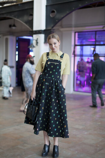 Street style vestidos jardineira