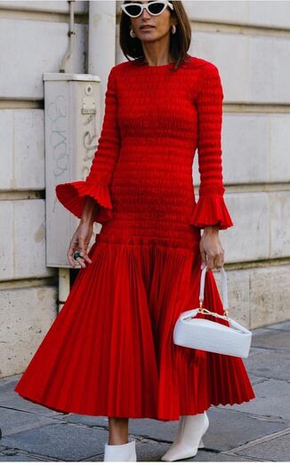 Street style vestidos plissados