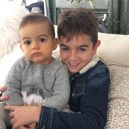 Dolores Aveiro mostra momento amoroso com os netos