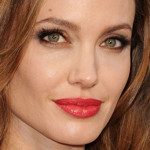 Angelina Jolie - sobrancelhas fartas