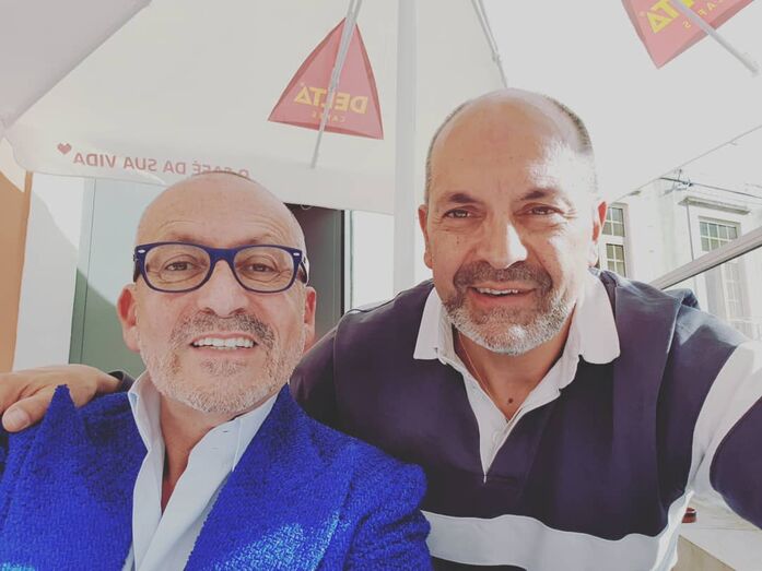 Uma imagem pouco habitual: Manuel Luís Goucha com o irmão mais novo, Carlos