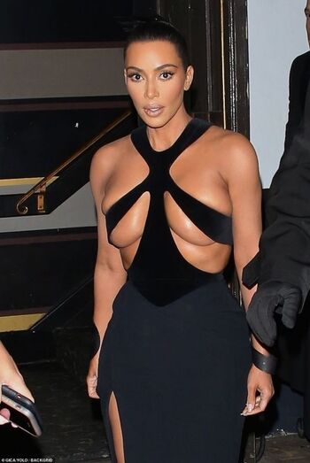 Kim Kardashian mostra quase tudo em noite de festa em Hollywood!