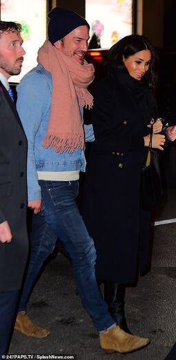 Meghan janta com amigos em Nova Iorque