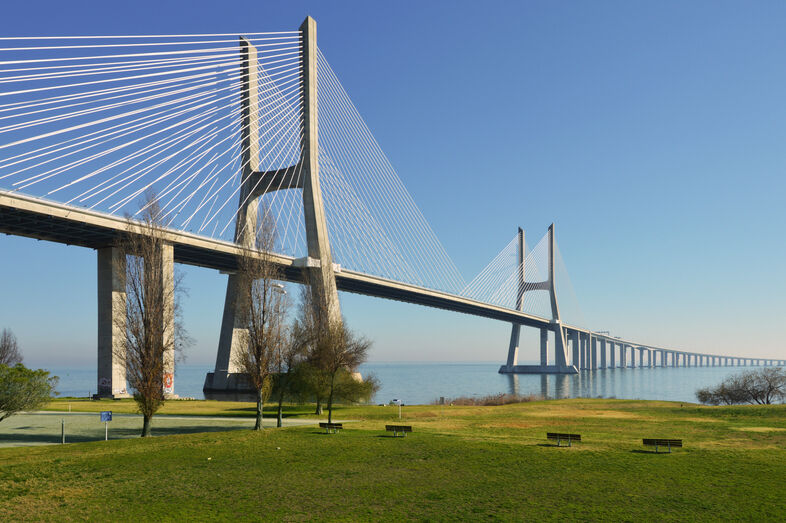 ponte vasco da gama, rio tejo, lisboa, portugal