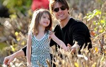 Como ela mudou. Filha de Tom Cruise e Katie Holmes não vê o pai há 10 anos e já vai para a universidade