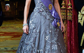 Uau! Letizia arrasa com vestido de gala do seu designer favorito