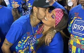 Amor de Carnaval! Anitta e Neymar beijam-se na Sapucaí