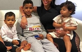 Babysitter de serviço! Georgina mostra-se exausta depois de tarde de brincadeiras com as crianças