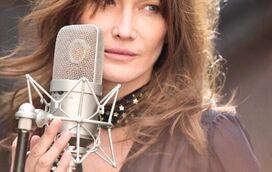 Mais uma estrela por cá. Carla Bruni em Viana do Castelo para ser madrinha de barco de luxo