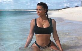 Ela usa e abusa! Kim Kardashian com vestido inspirado na mitologia grega