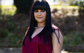 Coitadinha! Brasileira é achincalhada pelas concorrentes só por estar apaixonada pelo agricultor bonitão 