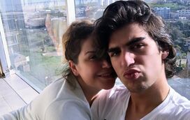 Filho de Katia Aveiro participa em manifestação de estudantes