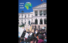 Filho de Katia Aveiro em manifestação de estudantes