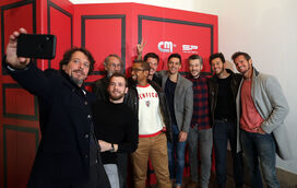 Lágrimas e emoção. Elenco da novela 'Alguém Perdeu' junta-se para assistir ao primeiro episódio