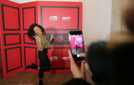 Um dia antes da estreia o elenco da novela 'Alguém Perdeu' junta-se para assistir ao primeiro episódio: Adoraram!